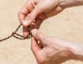 4. ... and pull the rope upwards. Into the resulting eyelet ...