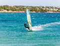 A lot of speed is the basic requirement. Drop down to a close-hauled course, keep the sail tight and accelerate. Before initiating the actual jibe, unhook from the harness and place your back foot on the leeward edge in front of the straps.
