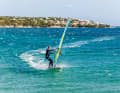 The aim is to let the sail pull you inwards and forwards into the turn. To do this, it must build up tension.