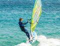 Therefore, after releasing the back hand, try to pull the sail close to the body with the front hand (mast arm bent!)