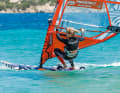 Pressure is exerted on the mast foot via the harness. This allows the front foot to be offset