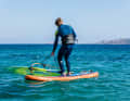 To get started, the board must first be turned into the correct position. To do this, stand on the board with your feet immediately to the left and right of the base plate and grab the uphaul rope far down.