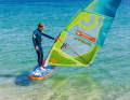 In the basic position, everything is still perfect, the sail is at 90° to the board and the board has therefore aligned itself exactly at right angles to the wind on a half-wind course.