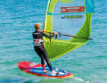 To end the luff, bring the sail back into the normal sailing position, the boom is almost horizontal again. Now slide the sail backwards again with the sail hand on the boom and keep the sail tight.