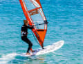 Drop until your board is pointing directly downwind. You can recognise this course by the fact that the initial high sail draft now decreases significantly and you are travelling exactly in the direction of the small wind waves. The downwind course represents the apex of the basic jibe, so to speak.