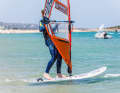 So funktioniert Kreuzen und Höhe laufen beim Windsurfen: Konzentriere dich auf einen sauberen Start auf Halbwindkurs und hole erstmal etwas Schwung.