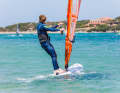 Lass das Brett etwas zum Wind drehen und stelle dann den Gabelbaum wieder gerade – du "läufst jetzt Höhe", das heißt, du surfst auf Amwindkurs schräg zum Wind.