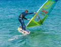 On small boards and in waves, however, this phase is wobbly to impossible, as you hold the sail with only one hand for a longer period of time and there is no tension in the sail.
