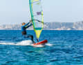 Wait for a small gust, choose a wide grip on the boom and unhook yourself from the harness. A light space wind course offers the best conditions for successfully crossing the glide threshold straight away