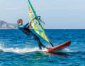Make sure to transfer the power to the board via the front leg - the foot is therefore slightly turned in the direction of travel on deck and pushes the board forwards with each pumping stroke