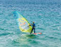 Place your front foot directly in front of the mast, the rear foot remains on the longitudinal axis of the board. Continue to luff.
