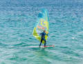 You reach the apex of the tack when your board is pointing exactly to windward. You can recognise this when the bow is exactly against the small wind waves. As soon as this is the case, the upwind movement changes to a downwind movement.