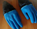 Velcro straps prevent the gloves from slipping off the hand when surfing. Ready - winter can come!