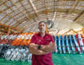 Peter Müller unter seiner Spezialkonstruktion für das Hallendach der Surfstation.