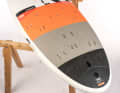 The entire rear area is covered with a thick EVA deck, the loop dowels offer all possibilities for intermediates to very sporty freeriding.