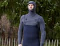 With 6 mm neoprene and bonnet, the ION Seek Amp is clearly a classic wetsuit for the cold season.