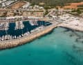 Am Yachthafen von Sa Ràpita auf Mallorca findet die iQFOiL-Jugend-WM statt.