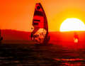 Bis in den fantastischen Sonnenuntergang hinein waren die iQFOiLer auf dem Wasser