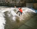Anders als beim klassischen Wellenreiten im Meer bleibt die Welle beim Rapid Surfen stehen – entweder künstlich erzeugt wie in Freiburg oder wie hier in einem natürlichen Fluss.