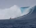 Wow! Baptiste Cloarec geht tief in den Bottom Turn.