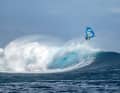 Freestyle-Worldcupper Antoine Albert aus Neukaledonien kanns auch in der Welle.