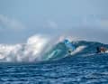 Gewinnerin Sarah Hauser vor einer der bildschönen Cloudbreak-Barrel