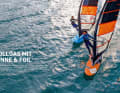 Test freerace boards: Early planing with foil - or full throttle with fins? Freeracers offer top performance for ambitious freeriders. But what about suitability for everyday use?