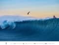 Der Kalender zeigt krachende Surf-Action...