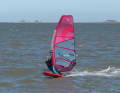 Windsurfen vor den nordfriesischen Halligen: Nordstrand bietet gute Bedingungen für Freerider und Aufsteiger.
