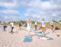 Yoga-Session am Strand zum Wachwerden