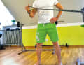 ...and pull the elasticated band from the abdomen outwards as far as possible. Make sure that your elbow stays close to your body. Your upper arm is the axis of rotation of the movement.