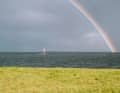 Flachwasser ohne Ende! Am Ende des Regenbogens liegt die Nordsee – das Grevelingenmeer schlängelt sich zwischen Südholland und Zeeland, von der Küste ins Land hinein. Wir stellen euch in diesem Guide ein paar Spots vor, an denen es spiegelglatt ist.
