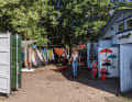 Die Station am Spot bietet Kurse, Leih-Material und Ersatzteile.
