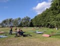 Auf der Wiese direkt am Spot lässt es sich entspannt aufriggen und pausieren.