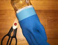 Pull the glove over a preserving jar/jar/wine bottle. It should fit as snugly as possible, i.e. not wrinkle but also not be stretched too much.