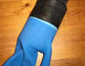 Cover the sleeve from the other side, fold over the adhesive surface and apply the adhesive. Tip: If you place the tube of glue in hot water beforehand, the glue will flow better and spread evenly. Finally, fold over the cuff and leave the part to dry for two days.