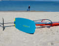 Im Idealfall lagerst du das Material in zusammengebautem Zustand am Strand. Wie immer gilt dabei: Rigg mit dem Wind nach Lee ausrichten und das Board auf der Luvseite ablegen