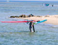 Under certain conditions, the board and rig can also be carried together. If you are familiar with the "waveboard technique", you can also use it for foil boards. Just be careful not to hit the foil with your shin while walking - risk of injury!
