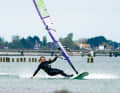 Gleiten ist der magische Moment beim Windsurfen, an dem die meisten restlos dem Sport verfallen
