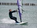 Preparation phase: Wait for a small gust, choose a wide grip on the boom and unhook yourself from the harness. A light space wind course offers the best conditions for successfully crossing the glide threshold straight away.