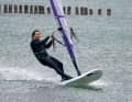 Pull phase: Pull the rig powerfully towards you and push your hips towards the boom, your board accelerates in this phase. Make sure to transfer the power to the board via the front leg - the foot is therefore slightly turned in the direction of travel on deck and pushes the board forwards with each pumping stroke