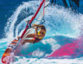 Heiliger Gral im Wellensurfen: Cutback. „Willst du kraftvoll die Kurve kratzen und Spray fliegen lassen, brauchst du das  richtige Timing. Und vollen Körper-Einsatz“, sagt Shawna.
