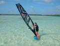 2-3) Luve an, bis das Board gegen den Wind steht, und schiebe das Segel wie bei einer Heli Tack nach vorne Richtung Bug - es schlägt back, das Brett dreht aus dem Wind. Die folgende Position (3) gleicht der nach einem Duck in Regular Stance, diese benötigst du für Moves wie z.B. den Culo. Verdrehe dich in Oberkörper und Hüfte und halte das Segel mit der hinteren Hand offen, um nicht nach Lee vom Board gedrückt zu werden.