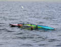 Greife den Mast etwas oberhalb der Gabel und hebe diesen leicht an, damit etwas Wind unters Segel greift