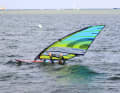 To prevent the boom end from getting stuck in the water and your board from turning into the wind unintentionally, actively pull the mast upwind with your front arm to free the boom end.