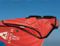 Beim GA-Sails Hybrid HD ist der Protektor wieder perfekt gelungen – dieser ist gut gepolstert, lang, gut zu klappen und mit einer ideal erreichbaren Tasche ausgestattet. Ebenfalls sehr gut lösen das auch RRD, NeilPryde und Loftsails.