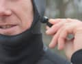 Die Haube schließt an Kinn und Gesicht besonders weich ab
