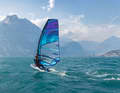 Sail twist: Wrinkles in the new sail? That can't be right! Yes, it has to be - even if it brings worry lines to the face of many a newcomer. Modern sail design is based on controlled "loose leech". If you pull the luff to the required length when trimming, the leech automatically relaxes. When there is no wind pressure on the beach, the sail top is visibly flopping around, while on the water it allows the sail to twist in a controlled manner in gusts. This improves control and ensures higher top speed.