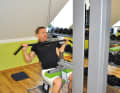 Then let the bar slowly come back up to the starting position. Make sure that your shoulders remain fixed during the exercise and that your spine remains stretched in a slightly hollow back position.