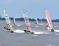 The Dümmer is surrounded by moors (Dümmer = dark sea), only three larger villages are located on the water. Dümmerlohausen on the west side, Lembruch in the north-east and Hüde on the south-east bank, all three have access to the water and small harbour facilities that are used by sailors. The windsurfing scene tends to be limited to the east side, as Hüde is the only place where it is officially possible to get into the water legally with a board. There is a fairly spacious meadow here (already signposted on the main road as "Surfeinsatzstelle") and directly behind the dyke is the large (paid) car park, so there are very few problems with space on land. The small surf shop with the most necessary spare parts is located at the car park, a larger shop can be found about four kilometres away in Lembruch (Funsport Dümmersee).